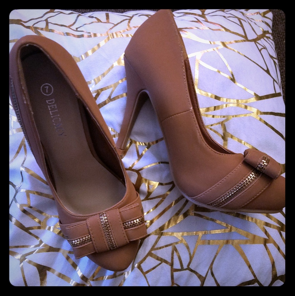 New beautiful stilettos heel pump camel gold